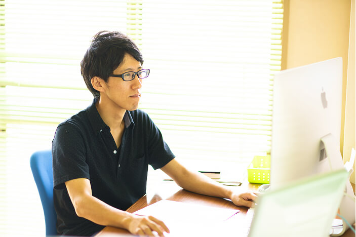 デザインをチェック中のスタッフ